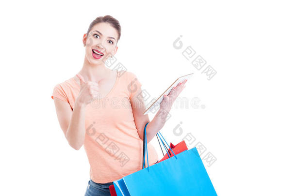 关于网上购物的批准手势，女人拿着纸