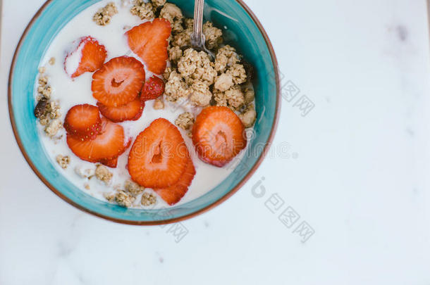 新鲜草莓，酸奶和自制麦片作<strong>为</strong>健康早餐
