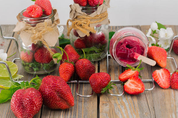 新鲜浆果，草莓，带早餐的玻璃瓶