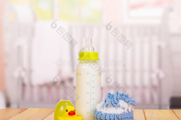 一瓶牛奶，蓝色的靴子和白色的橡胶鸭子