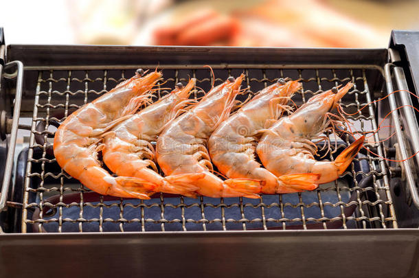烤虾或电动烤架上的简易烧烤烤虾