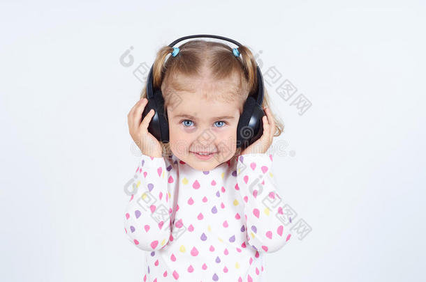 听音乐的小女孩