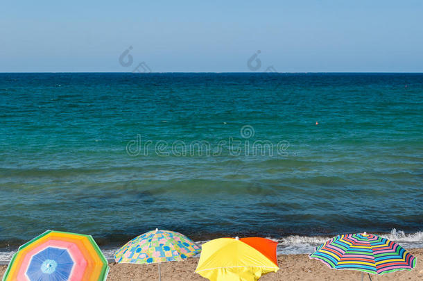 夏天，西西里岛海滩上有四把海滩雨伞