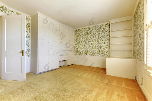 可爱的轻卧室与花卉图案墙纸和鲤鱼