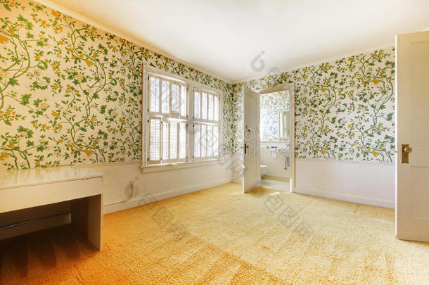 可爱的轻卧室与花卉图案墙纸和鲤鱼