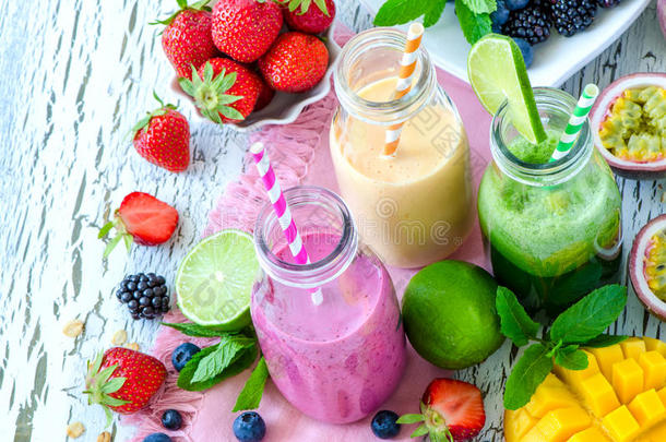 浆果和水果冰沙瓶，健康的夏季排毒酸奶饮料，饮食或素食食品的概念