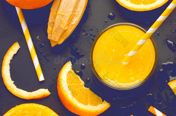 新鲜橙汁，含维生素C的夏季冷饮