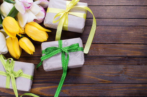 明亮的黄色和白色的春天郁金香和盒子上有礼物