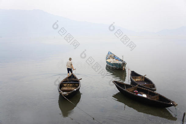 越南的一名男子和他的渔船