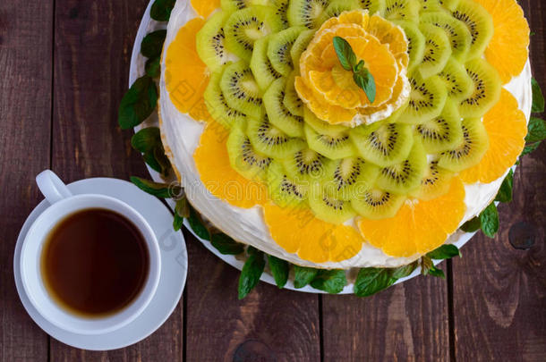 明亮的圆形节日<strong>水果蛋糕装饰</strong>猕猴桃，橙色，薄荷
