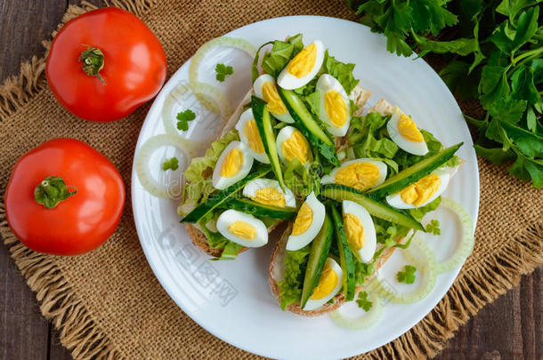 新鲜绿色三明治，新鲜黄瓜，大白菜，鹌鹑蛋。