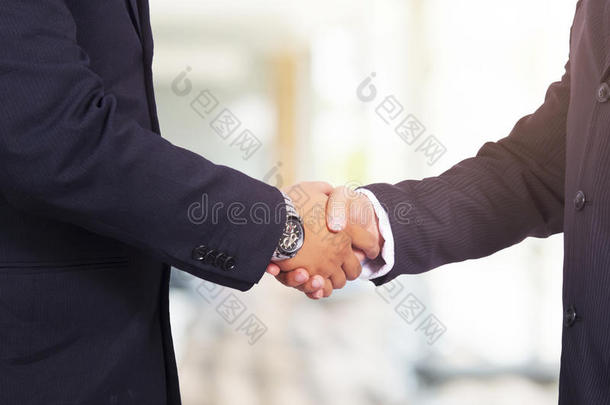 商务握手。 两个商人在办公室里互相握手。。