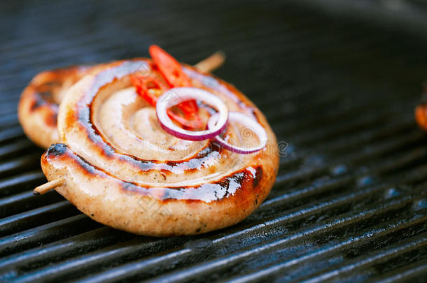坎伯兰香肠，烧烤烤架上的螺旋猪肉香肠，没有火焰，
