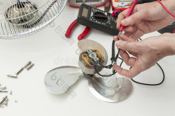 电缆损坏做与电有关的电工
