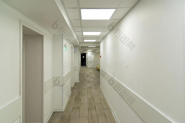 <strong>医院</strong>里空荡荡的白色走廊