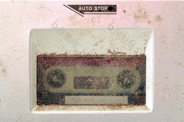尘土飞扬的旧录音机。 宏观图片
