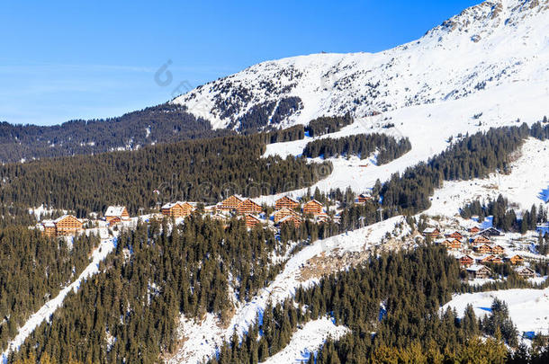 在梅里贝尔山谷的山坡上。 滑雪胜地梅里贝尔