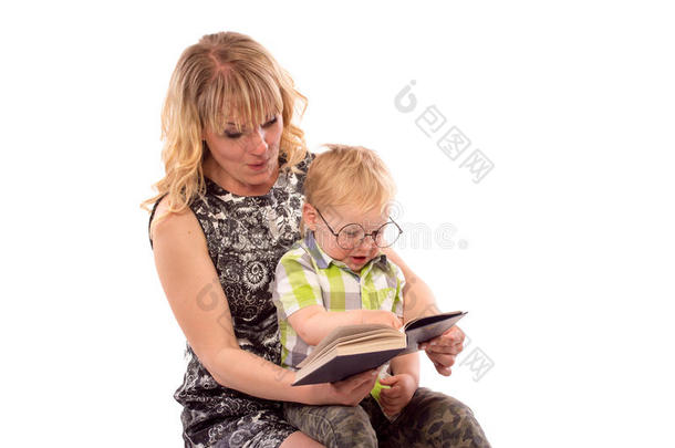 可爱快乐的孩子在读一本书