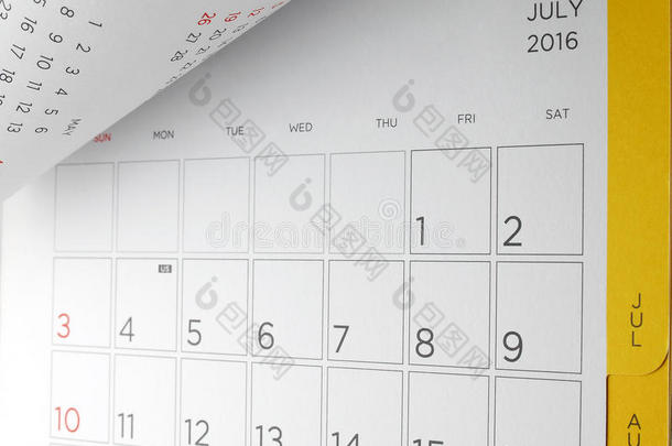 用网格和黄边标出2016年7月的日期和日期的硬纸板台历
