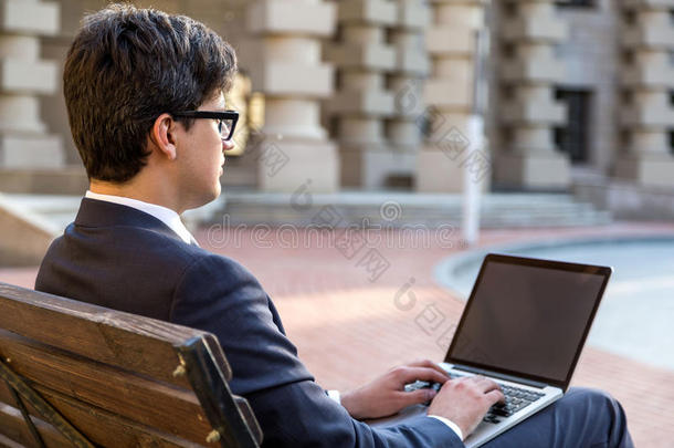 年轻人用笔记本电脑