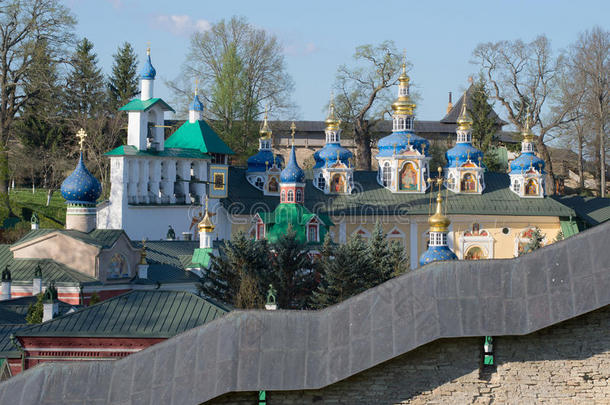 圆顶的神圣宿舍普斯科沃-佩切斯基修道院，阳光明媚的五月天。 佩乔里，普斯科夫地区