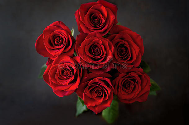 黑色背景上美丽的红玫瑰花束。