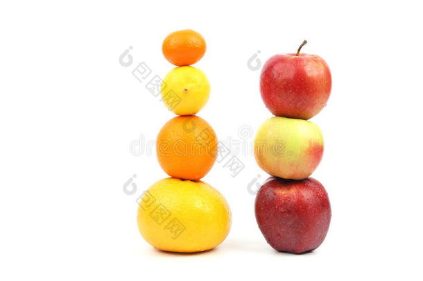 苹果和柑橘在白色背景上垂直站立