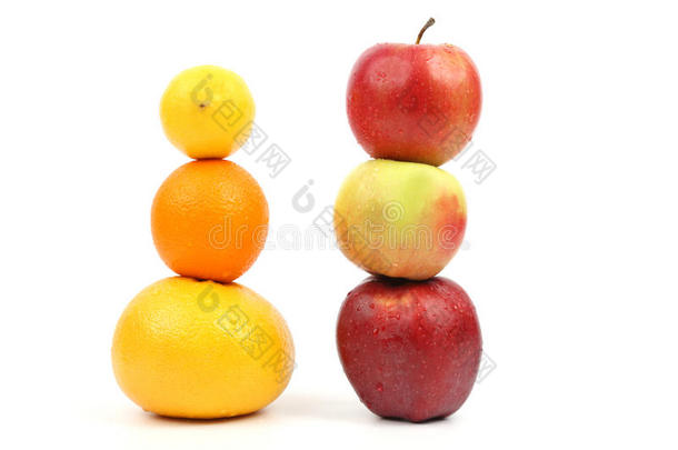 苹果和柑橘在白色背景上垂直站立