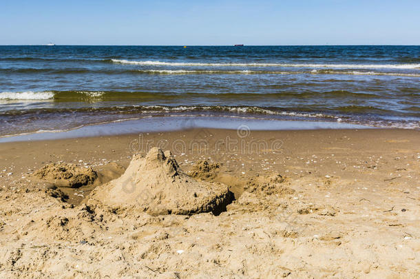 沙滩上的沙堡。