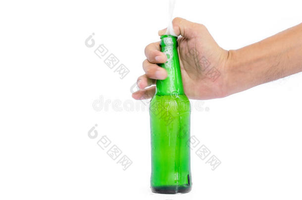 手拿玻璃瓶喝啤酒。