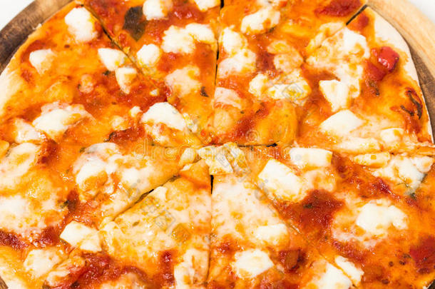 切片披萨上融化的奶酪的特写。