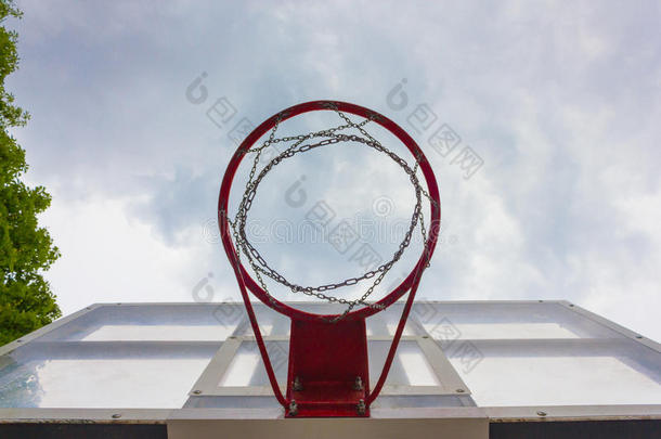 篮球环对着天空
