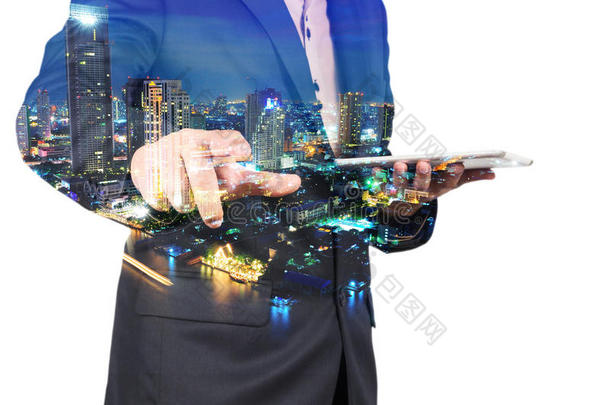 商人的双曝光图像使用数字平板电脑和城市