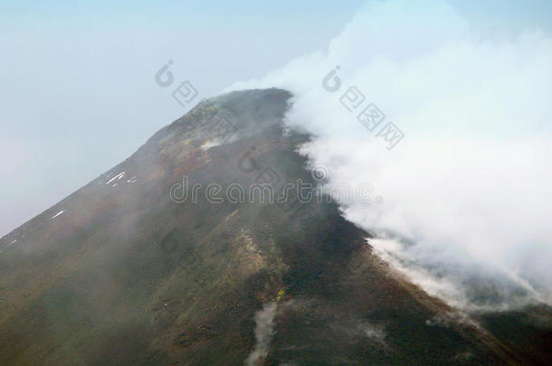 埃特纳火山冒烟。