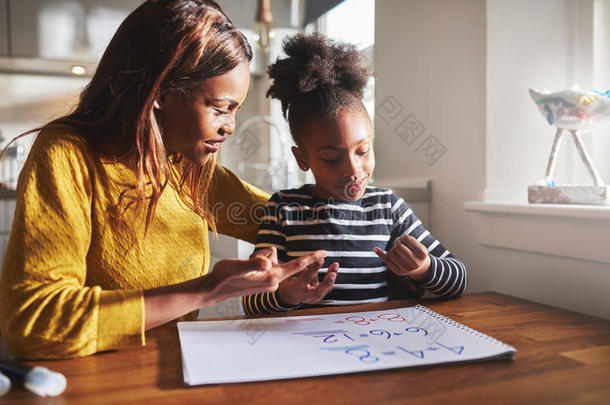 黑人妈妈和孩子做家庭作业