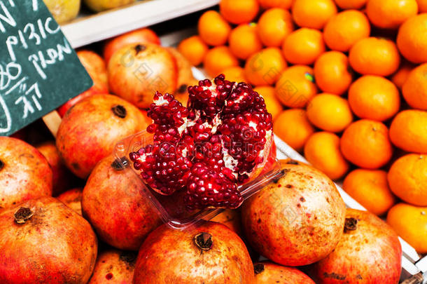 在耶路撒冷的MahaneYehuda市场与水果柜台。