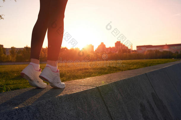 日落时关闭女跑鞋