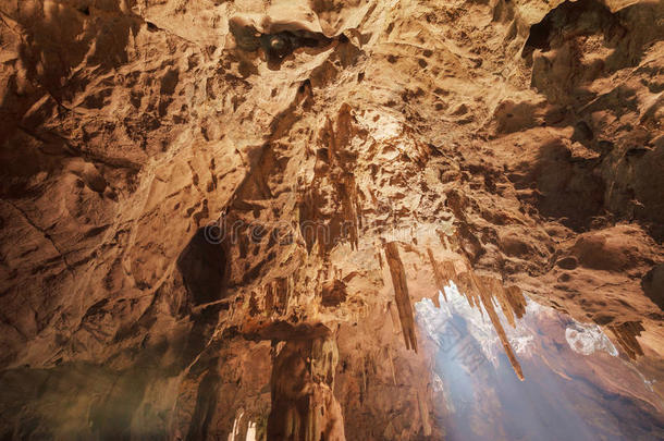 洞与太阳光束在谭克豪卢光洞寺，