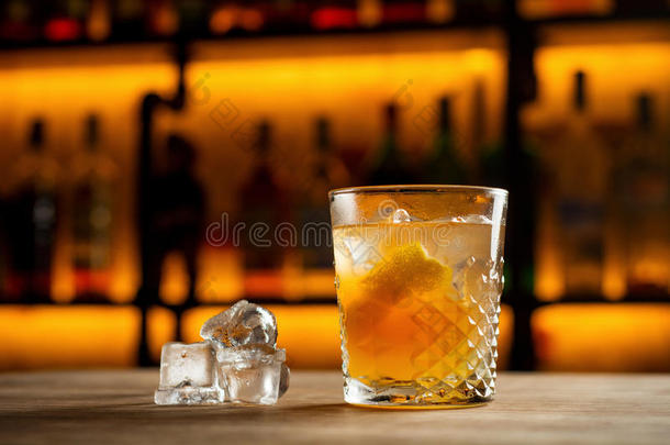 一杯美味的酒精鸡尾酒，林奇堡柠檬水，冰和一片柠檬在酒吧或餐馆的桌子上