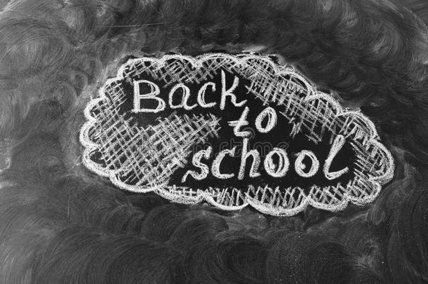 返校背景，黑色黑板上用白色粉笔写着“返校”字样