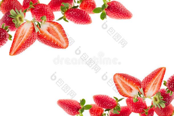在白色背景上切<strong>草莓</strong>。 孤立的。 <strong>草莓</strong>背景上的<strong>草莓</strong>切片。 <strong>草莓</strong>背景。 宏。