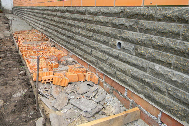 建筑基础防水。 新建筑防水地下室墙从外面与细节的a