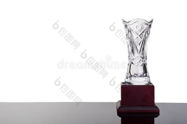 白色背景上优雅的水晶花瓶奖杯右冲