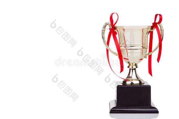 金色奖杯，白色背景上有红色装饰丝带