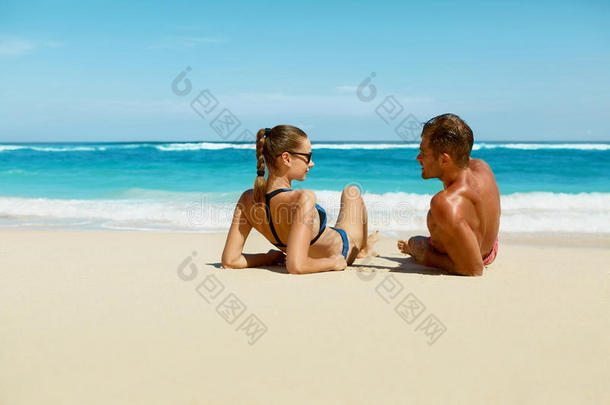 夏天在海滩上的情侣。 浪漫的人在沙滩上度假
