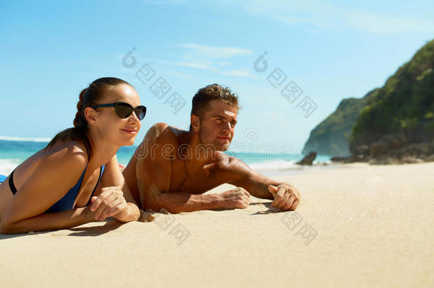 夏天在海滩上的情侣。 浪漫的人在沙滩上度假