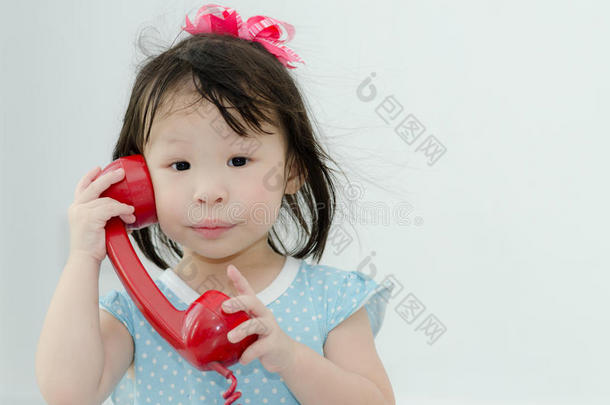 亚洲女孩在家玩红色复古手机