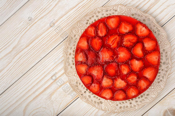 美味的芝士蛋糕，草莓慕斯，草莓果冻和草莓。