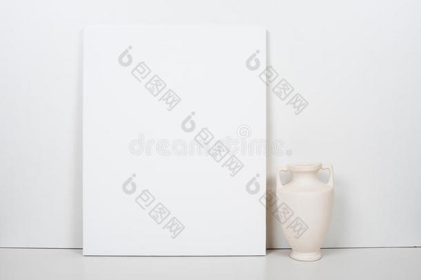 白色背景上的空白画布，家居室内装饰