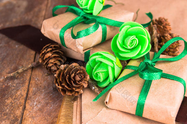 用天然纸包裹在旧木头上的绿色礼物